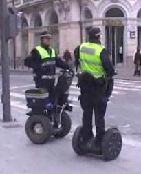 La Polic&iacute;a De Valladolid En Patinete !!